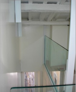 Balaustra in ferro e vetro per abitazione privata a Roma progettazione Westway Architects         